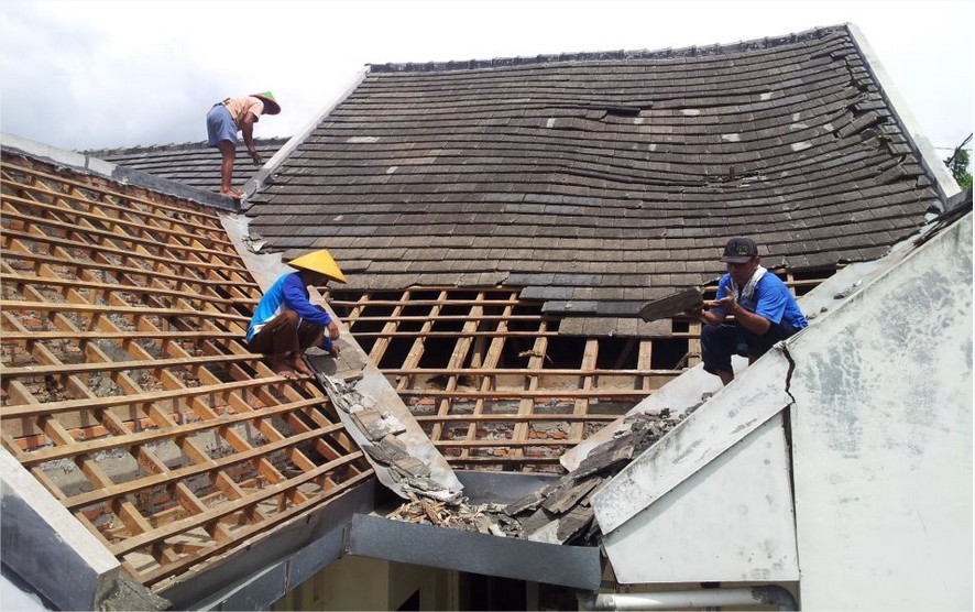 RENOVASI ATAP  RUMAH  DENGAN RANGKA ATAP  BAJA RINGAN 