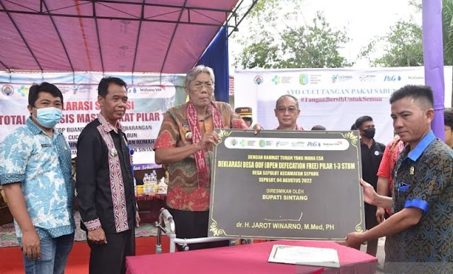 Bupati Sintang Jarot Winarno menandatangani Deklarasi Open Defecation Free (ODF) atau tidak buang air besar sembarangan di Desa Sepulut, Kecamatan Sepauk, Kabupaten Sintang, Kalimantan Barat.