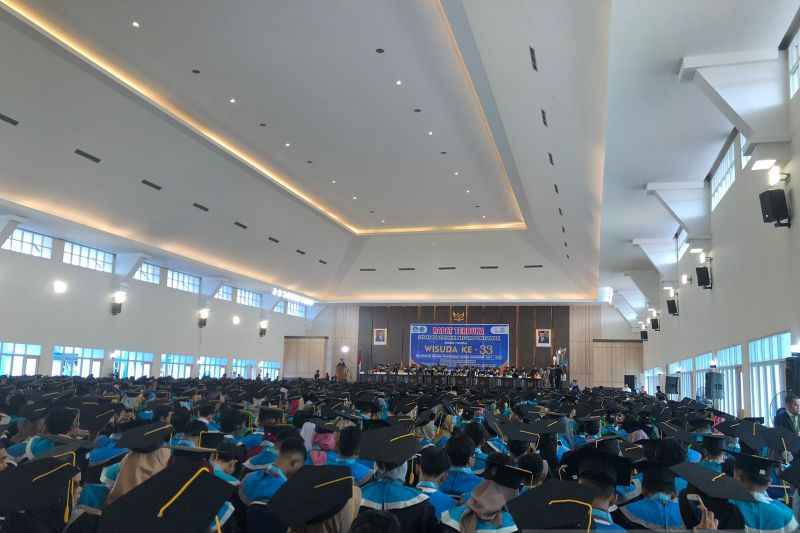 Gubernur Kalbar Sutarmidji memberikan sambutan pada wisuda mahasiswa Politeknik Negeri Pontianak tahun 2022 di Pontianak.