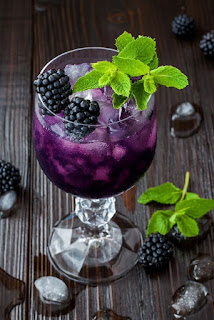 Blackberry Mojito, Fun drinks, White sangria recipes, Party drinks, Mixed drinks alcoholic, Summer alcoholic drinks recipes, Mixed drinks recipes, Summer cocktail recipes, Cocktail drinks, Refreshing drinks, Mojito madness, Fancy drinks, Alcohol recipes, Bar drinks. #blackberrymojito #fundrinks #partydrinks #cocktail