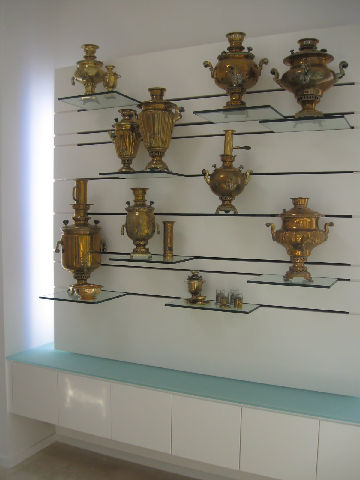 Eiesland R&amp;D: floating glass display shelf