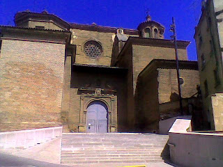 Acceso principal de la Catedral de Barbastro desde la calle San José de Calasanz (Somontano, Huesca, Aragón, España)