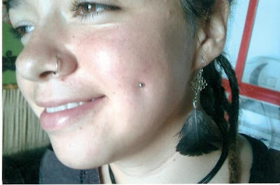 PIERCING EN LA MEJILLA MUJER