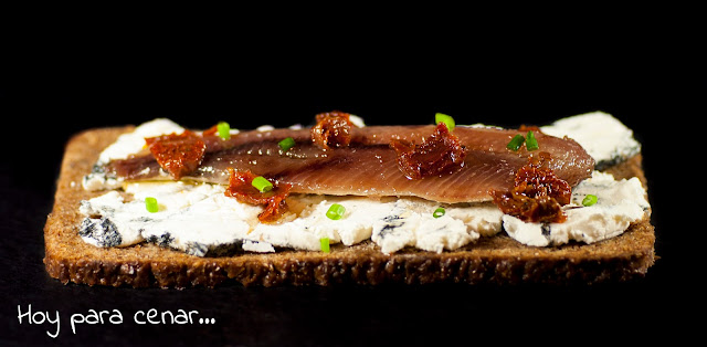 Tosta de queso "Tasugo", sardina ahumada y tomate seco...