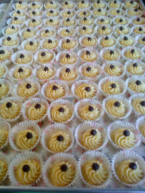 JUICY CAFE: HAZELNUT ROSETTES