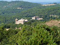 En primer terme el mas de Rocabruna i al seu darrere el de Rocafort