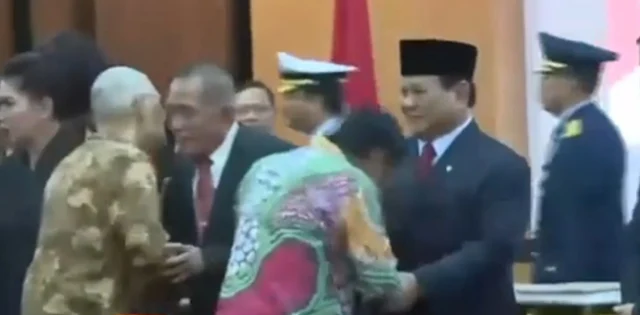 Momen Menarik, Menko Polhukam Mahfud Membungkuk Di Hadapan Menhan Prabowo