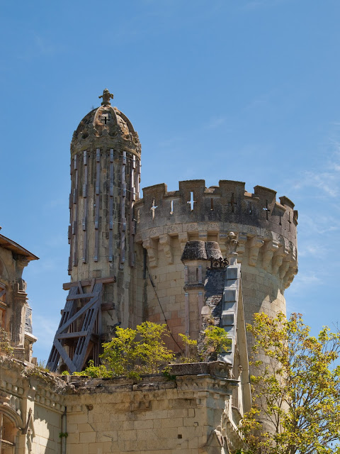 jiemve, château, Mothe Chandeniers, cour, Vienne, Aquitaine, travaux, charpente, contrefiche