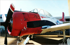 Avioneta de Entrenamiento T-28 Trojan en el Museo Battleship Cove