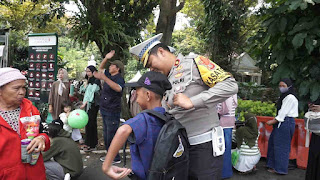 Kabid Humas Polda Jabar : Sambil Pantau Arus Wisata, Polisi Bagikan Tas Kepada Pengunjung Kebun Raya Bogor