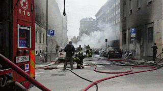 des pompiers qui essaient de contenir un incendie dans une maison de retraite à Milan