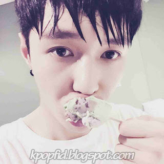 Gambar Foto Lay EXO-M Sedang Makan