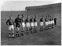 Selección de HUNGRÍA - Temporada 1953-54 - Puskas, Grocsis, Lóránt, Hidegkuti, Buzánsky, Lantos, Zakariás, Czibor, Bozsik, Budai II y Kocsis - INGLATERRA 3 (Ramsey, Sewell y Mortensen), HUNGRÍA 6 (Hidegkuti 3, Puskas 2 y Bozsik) - 25/11/1953 - Partido amistoso - Londres, Inglaterra, estadio de Wembley - Fue denominado EL PARTIDO DEL SIGLO y fue la 1ª vez que Inglaterra perdió en su casa con un equipo no británico