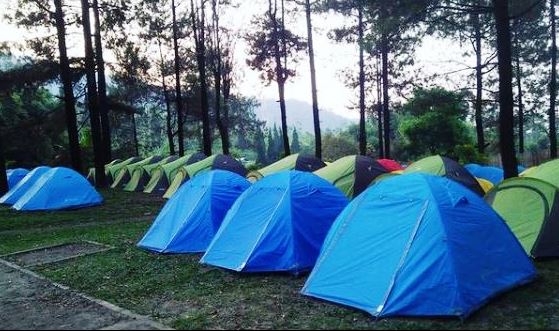 Aktivitas camping seringkali melibatkan berkemah di tenda membutuhkan peralatan lainnya seperti hammock, sleeping bag, dan peralatan masak.
