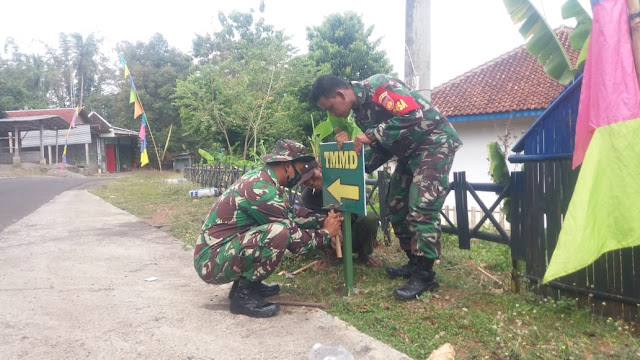 Kodim Karanganyar - Babinsa Mudahkan Satgas Menuju Lokasi TMMD Reguler ke 109 Kodim 0727 Karanganyar