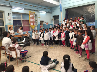 1º ciclo y el profesor de música, Gustavo, duarnte el ensayo, previo al Encuentro.