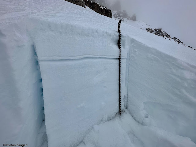 Die herausmodellierte Schwachschicht (unterhalb einer dünnen Schmelzkruste) entstand durch gm.4 2340m, NW, 36°. Östliche Lechtaler Alpen (Foto: 03.03.2023)
