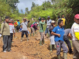 Jalan sariak bawah terputus akibat longsor, masyarakat sariak sungai abu laksanakan gotong royong jalan padang licin kec hiliran gumanti