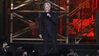 Tom Jones en los Brit Awards en Londres