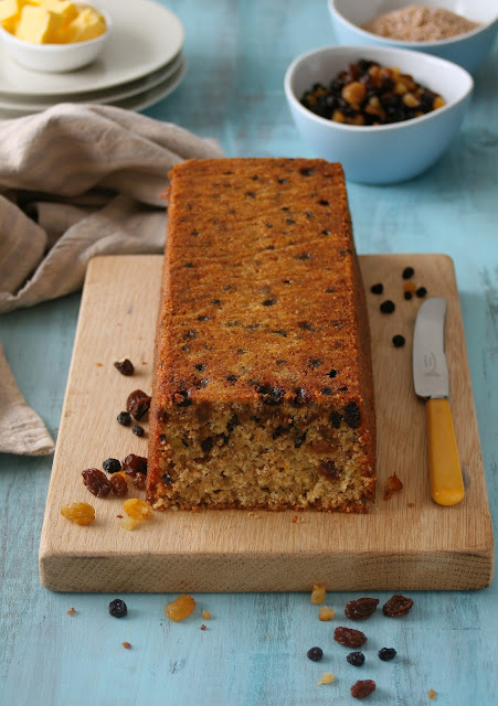 Loaf cake with bran and dried fruit. 