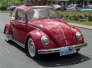 Une Volkswagen Coccinelle en stationnement