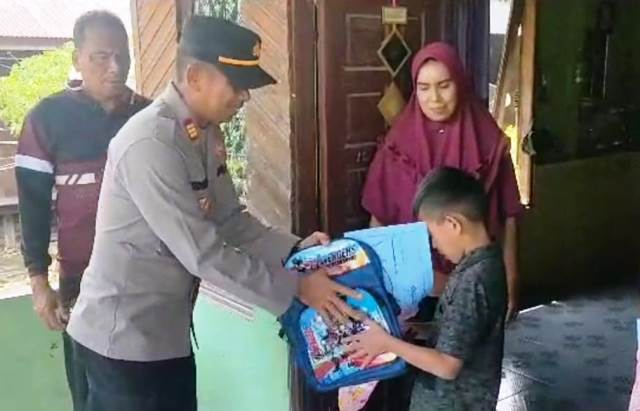 Jelang Tahun Ajaran Baru, Kapolsek Serbajadi Polres Aceh Timur Bantu Peralatan Sekolah Kepada Anak Yatim