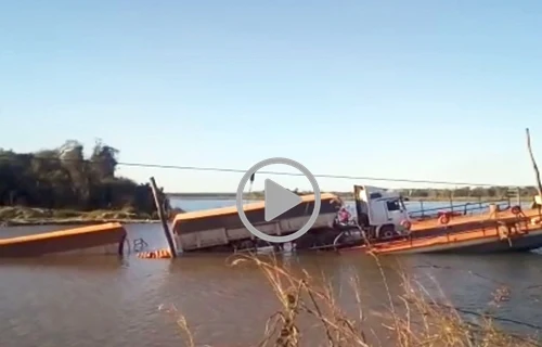 Balsa não suporta peso de carreta carregada de milho e afunda no rio Roosevelt