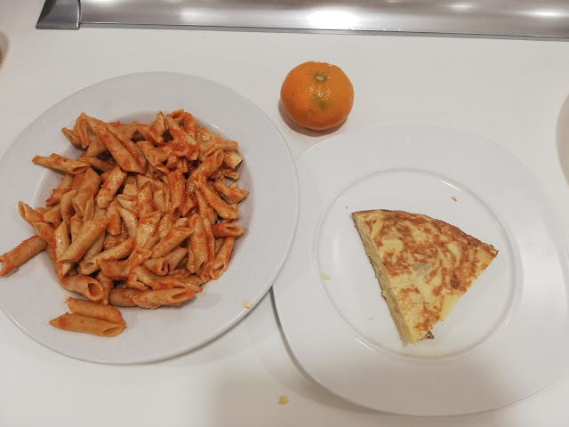 menu; de primero macarrones con tomate, de segundo tortilla de patata y de postre mandarina