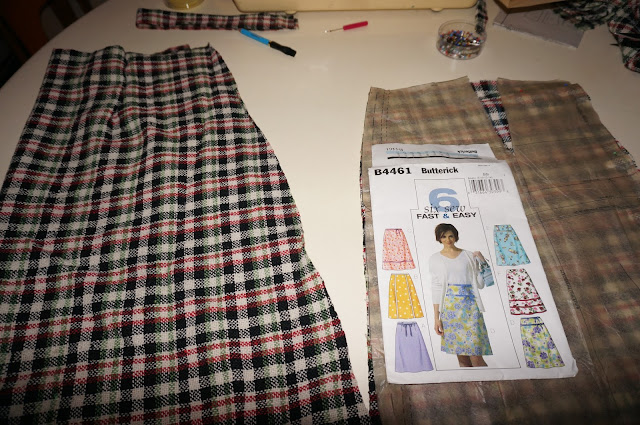 Jupe trapèze , tissu en laine à carreaux ( brocante : ici )  , patron Butterick B4461  A-line mod mini skirt , vintage woolen plaid fabric (yard sales : here )  , Butterick B4461 pattern 1960 1970 60s 70s annees 60 70 mod twiggy school days