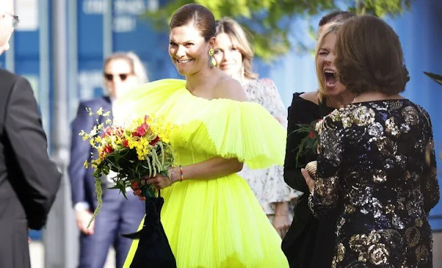 Crown Princess Victoria wore a new yellow voluminous tulle dress by H&M. Princess Sofia wore byTiMo Bridal gown