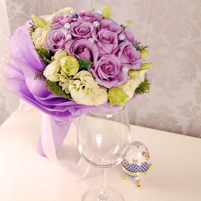 A purple and gold wedding color palette can be rich and regal 