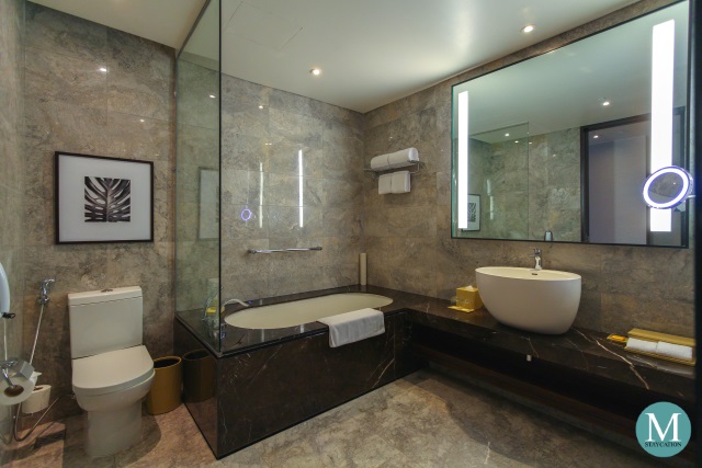 Hyatt City of Dreams Manila Club Room Bathroom