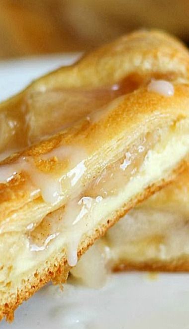 Apple Cream Cheese Breakfast Pastry ~ Breakfast pastry ring made with crescent rolls and topped with a delicious cream cheese layer and apple pie filling. Looks fancy but it’s so easy!