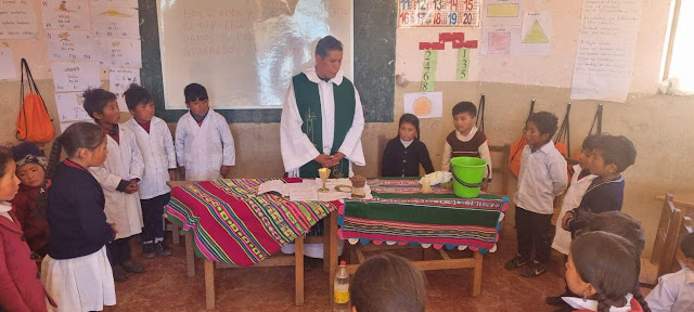 Sehen Sie uns heute Morgen in der Bildungseinheit von Llavisa, wie wir die Schulmaterialien an die Kinder liefern. Die sehr glücklichen Schüler empfingen die Spenden und danken ihnen ganz herzlich. Llavisa Potosi – Bolivien