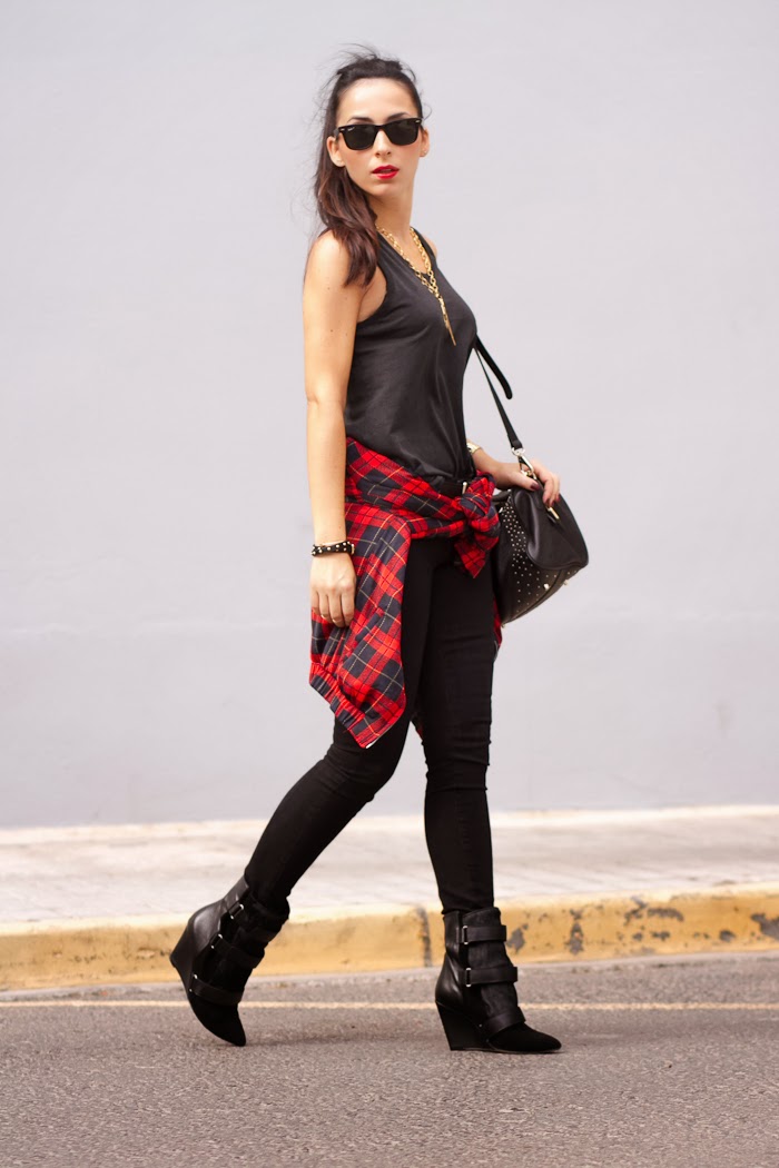 Streetstyle Total Black outfit with red tartan bomber jacket 