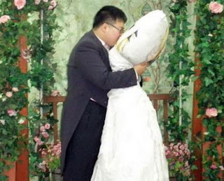 Pernikahan Paling Aneh Di Dunia, bantal