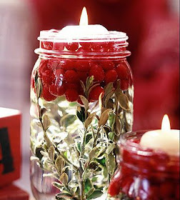 crear un centro de mesa de Navidad con arandanos, hojas secas, agua y vela flotante