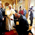 Papa Francisco abençoa Oscar e recebe camisa do Flamengo de Zico