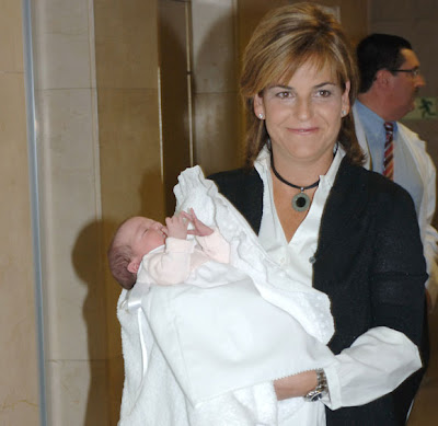 Photo of Sanchez Vicario with baby girl and husband