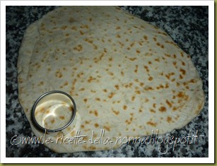 Stuzzichini con mini piadine, robiola e strolghino (9)