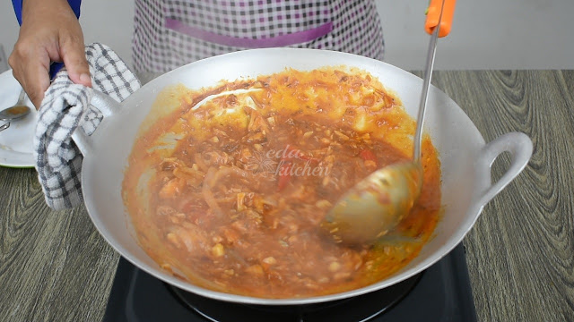 ida nursuri, eda  nursuri, eda kitchen, sambal sardin hancur masak dalam kuali besar boleh makan dengan ambuyat, roti bazlama, roti arab