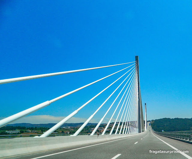 Ponte estaiada na Rodovia A4 em Portugal