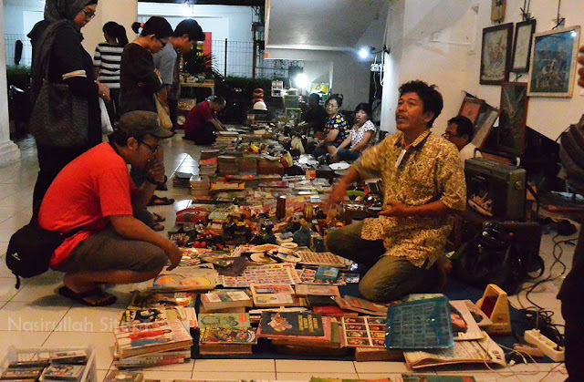 Lapak yang menjual barang-barang antik