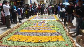 Alfombra hecha de granos de maíz, kiwicha y cochinilla ganó concurso en Huancavelica