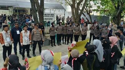 Amankan Aksi Unjuk Rasa Damai di KPU, Polres Sidrap Kerahkan Puluhan Personil Polwan