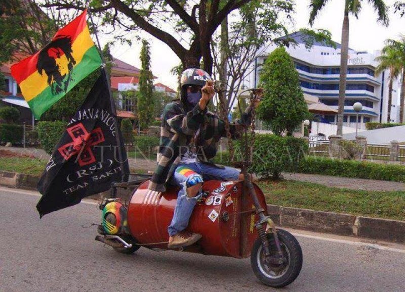 Foto Modifikasi Vespa Gembel Keren Unik Nyentrik Variasi 