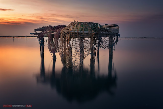mesa de pescadores con redes y aparejos en el delta del ebro