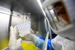 Um técnico fazendo testes de diagnóstico para o novo coronavírus em Wuhan, China, na semana passada. Crédito ...CHINATOPIX, via Associated Press