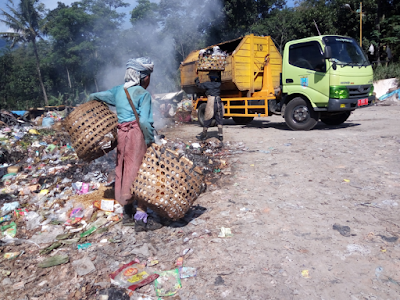 Pekerja pemungut sampah TPA Ngronggo salatiga