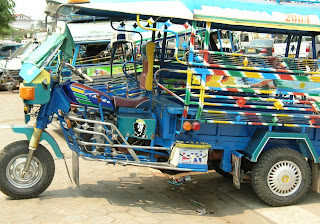 Sử dụng xe tuk tuk khi du lịch Lào